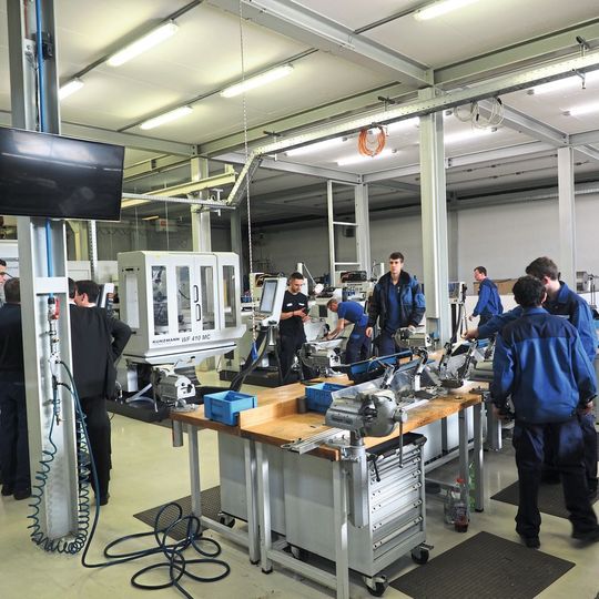 Für 48 Auszubildende, Werkzeugmechaniker, Stanz- und Umformtechniker, Fachkräfte für Metalltechnik und Maschinen- und Anlagenführer ist das Ausbildungszentrum die erste Anlaufstelle. Für 48 Auszubildende, Werkzeugmechaniker, Stanz- und Umformtechniker, Fachkräfte für Metalltechnik und Maschinen- und Anlagenführer ist das Ausbildungszentrum die erste Anlaufstelle.