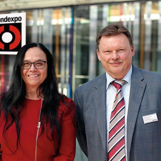 Bettina Schall hat gestern die 37. Motek und die 12. Bondexpo auf dem Gelände der Landesmesse Stuttgart eröffnet. Projektleiter Rainer Bachert erläuterte die Vorteile des Messeduos, das zunehmend von der Digitalisierung geprägt sei. Bettina Schall hat gestern die 37. Motek und die 12. Bondexpo auf dem Gelände der Landesmesse Stuttgart eröffnet. Projektleiter Rainer Bachert erläuterte die Vorteile des Messeduos, das zunehmend von der Digitalisierung geprägt sei.