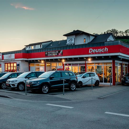 Das Autohaus Deusch liegt gut sichtbar direkt an der Hauptdurchgangsstraße des Ortes Zell am Harmersbach. Das Autohaus Deusch liegt gut sichtbar direkt an der Hauptdurchgangsstraße des Ortes Zell am Harmersbach.