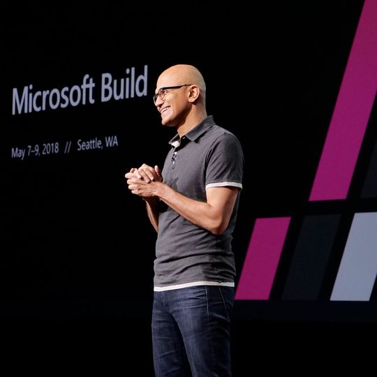 Microsoft-CEO Satya Nadella auf der Microsoft-Entwicklerkonferenz Build 2018. Unter seiner Führung öffnet sich das Softwareunternehmen immer weiter der Open-Source-Philosophie. Microsoft-CEO Satya Nadella auf der Microsoft-Entwicklerkonferenz Build 2018. Unter seiner Führung öffnet sich das Softwareunternehmen immer weiter der Open-Source-Philosophie.