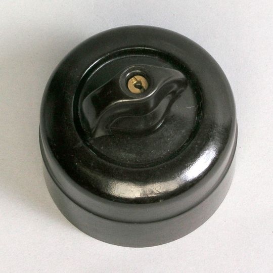 Solche elektrisch isolierenden Drehschalter aus Bakelit (ein auf Phenolharz basierendes, oft mit Textilfasern verstärktes Duromer), haben in den 1940er-Jahren in den Häusern unserer Vorfahren dabei mit geholfen die Gasbeleuchtung ad acta zu legen, um das Zeitalter der Elektrifizierung einzuläuten. Solche elektrisch isolierenden Drehschalter aus Bakelit (ein auf Phenolharz basierendes, oft mit Textilfasern verstärktes Duromer), haben in den 1940er-Jahren in den Häusern unserer Vorfahren dabei mit geholfen die Gasbeleuchtung ad acta zu legen, um das Zeitalter der Elektrifizierung einzuläuten.