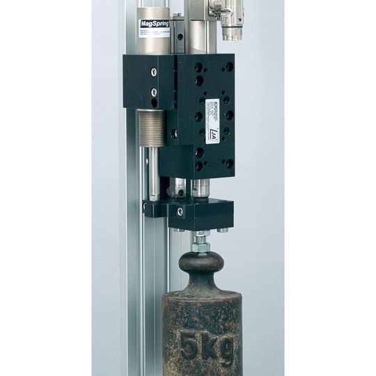 Die Magspring ist mit passenden Adaptern an einem HighDynamic Linearmotormodul HM01 angebaut: Die 5 kg Masse schwebt. Die Magspring ist mit passenden Adaptern an einem HighDynamic Linearmotormodul HM01 angebaut: Die 5 kg Masse schwebt.