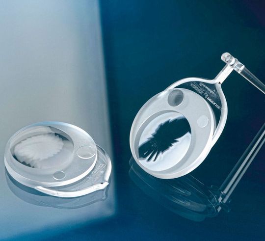 Diffraktive Freiform-Laseroptik mit V-Nuten und vierseitiger, pyramidaler Mikrostruktur für Projektionsanwendungen, die gemeinsam mit den Partnern Arburg und Innolite spritzgegossen wird, wie Forscher des Fraunhofer-IPT informieren. Zu sehen auf der Fakuma in Halle B4 am Gemeinschaftsstand des Kunststoffland-NRW e. V. mit der Nummer B4404. Diffraktive Freiform-Laseroptik mit V-Nuten und vierseitiger, pyramidaler Mikrostruktur für Projektionsanwendungen, die gemeinsam mit den Partnern Arburg und Innolite spritzgegossen wird, wie Forscher des Fraunhofer-IPT informieren. Zu sehen auf der Fakuma in Halle B4 am Gemeinschaftsstand des Kunststoffland-NRW e. V. mit der Nummer B4404.