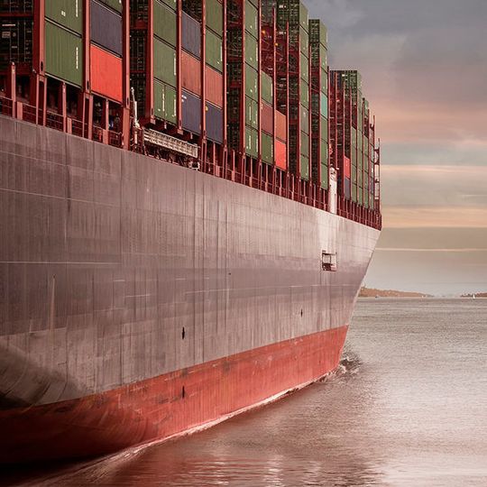 Der "Steuermann" (Kubernetes) bestimmt, wohin die Reise der Container geht. Der "Steuermann" (Kubernetes) bestimmt, wohin die Reise der Container geht.