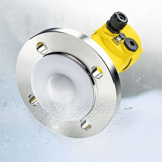 Sicher vom tiefkalten Prozess entkoppelt sind die 80 GHz-Radarsensoren Vegapuls 64 die ideale Füllstand-Messlösung für extreme Temperaturen bis -196 °C. Sicher vom tiefkalten Prozess entkoppelt sind die 80 GHz-Radarsensoren Vegapuls 64 die ideale Füllstand-Messlösung für extreme Temperaturen bis -196 °C.