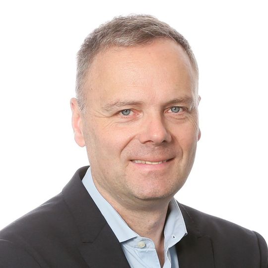 Peter Lorenzen, Leiter Digitalisierung und Handelssysteme bei Skoda Deutschland, zeigt beim Mobile.de-Weckruf 2018 am 22. November in Würzburg auf, auf welche Stellschrauben Autohäuser im Onlinebusiness die Aufmerksamkeit richten können, um erfolgreicher zu arbeiten. Peter Lorenzen, Leiter Digitalisierung und Handelssysteme bei Skoda Deutschland, zeigt beim Mobile.de-Weckruf 2018 am 22. November in Würzburg auf, auf welche Stellschrauben Autohäuser im Onlinebusiness die Aufmerksamkeit richten können, um erfolgreicher zu arbeiten.