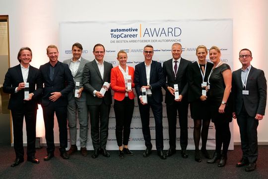Thomas Hanswillemenke, Burkhard Riering, Patrick Fruth, Sebastian Kempf, Sandra Salow, Holger Peters, Frank Brecht, Christiane Asmalsky, Steffi Buck und Prof. Stefan Reindl (v. li.) bei der Award-Verleihung in Stuttgart (Bild zum vergrößern anklicken).