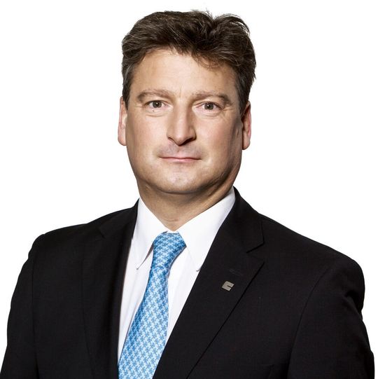 Hans Bohnen studierte Chemie an der Universität Duisburg-Essen, promovierte an der Universität Tübingen in Chemie und hält einen MBA der Aston Business School. Hans Bohnen studierte Chemie an der Universität Duisburg-Essen, promovierte an der Universität Tübingen in Chemie und hält einen MBA der Aston Business School.