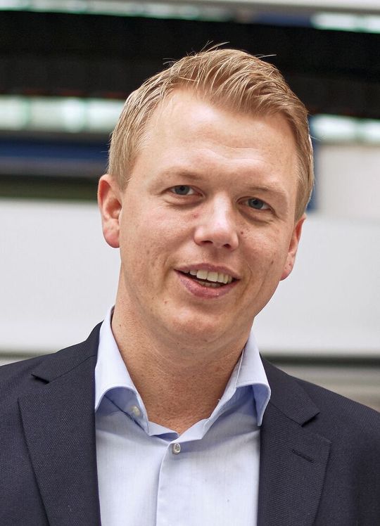 „Die Hybridkabel von Helukabel haben sich mittlerweile in vielen unserer Bohrsysteme bewährt – trotz hoher mechanischer Dauerbeanspruchung, zum Beispiel durch enge Biegeradien und hohe Biegewechselzyklen in den Schleppketten; und, nicht zu vergessen, den Abrieb durch Holzstaub“, sagt Marcel Sulewski, Teamleiter im Elektro-Einkauf bei IMA.