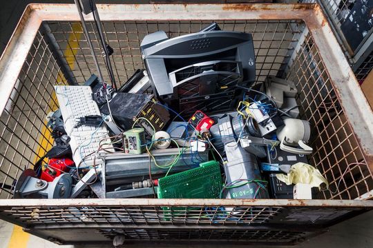 Elektroschrott beim Recycling wieder in seine Ausgangsmaterialien zerlegen zu können schont Ressourcen. Elektroschrott beim Recycling wieder in seine Ausgangsmaterialien zerlegen zu können schont Ressourcen.