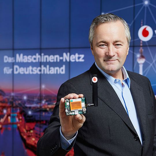 Langläufer: Vodafone-CEO Hannes Ametsreiter mit einem Multi-Sensor für das Maschinen-Netz NB-IoT. Langläufer: Vodafone-CEO Hannes Ametsreiter mit einem Multi-Sensor für das Maschinen-Netz NB-IoT.