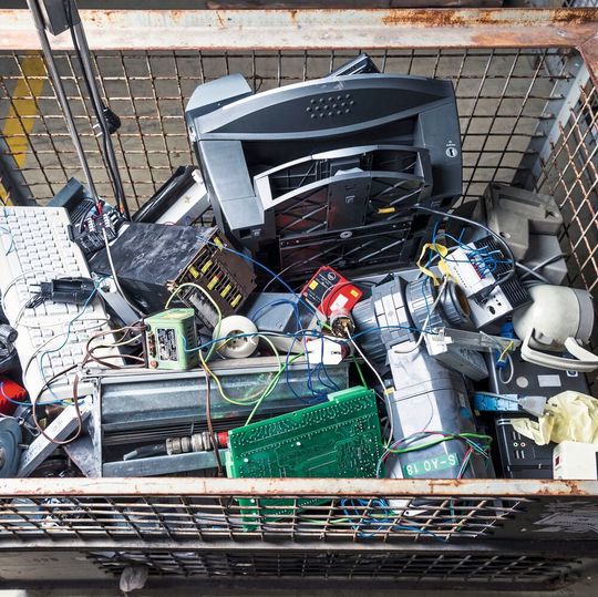 Elektroschrott beim Recycling wieder in seine Ausgangsmaterialien zerlegen zu können schont Ressourcen. Elektroschrott beim Recycling wieder in seine Ausgangsmaterialien zerlegen zu können schont Ressourcen.