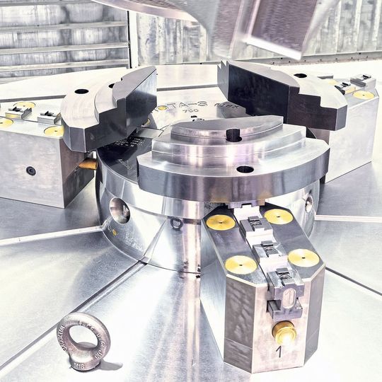 Das Schunk-Handspannfutter Rota-S flex wiegt bis zu 60 Prozent weniger als konventionelle Drehfutter und deckt einen besonders grossen Spannbereich ab. Das Schunk-Handspannfutter Rota-S flex wiegt bis zu 60 Prozent weniger als konventionelle Drehfutter und deckt einen besonders grossen Spannbereich ab.