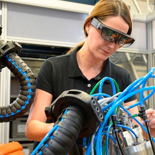 Der Smart Glasses Guide unterstützt bei der richtigen Auswahl von Datenbrillen und Anwendungen. Der Smart Glasses Guide unterstützt bei der richtigen Auswahl von Datenbrillen und Anwendungen.