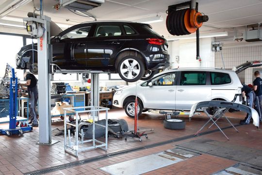 Um ihre Werkstätten besser auslasten zu können, haben sich bereits rund 40 Prozent der freien Servicebetriebe einem Werkstattkonzept angeschlossen. Um ihre Werkstätten besser auslasten zu können, haben sich bereits rund 40 Prozent der freien Servicebetriebe einem Werkstattkonzept angeschlossen.