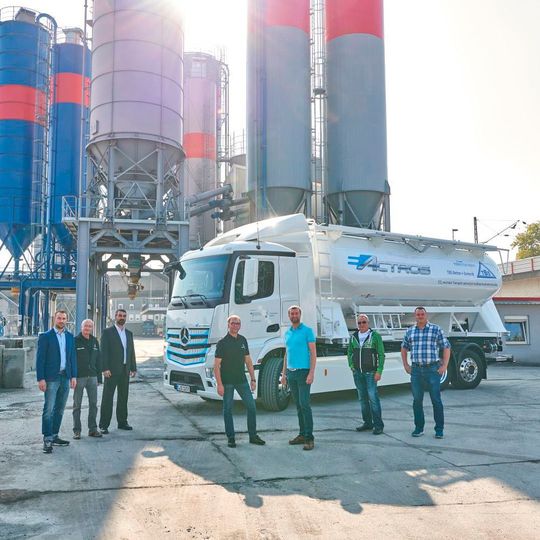 Übergabe des eActros in Mannheim: (von links nach rechts): Kai Dauenhauer, Werksleiter Vertrieb, TBS Transportbeton , Claus Grimm, Vorentwicklung eActros, Daimler AG , Steffen Maier, Leiter Kundenfahrerprobung, Daimler AG , Günther Schieder, Fahrzeugbetreuer eActros, Daimler AG, Joachim Gilles, Geschäftsführer, TBS Transportbeton, Stephan Werner, Fahrer eActros, TBS Transportbeton, Volker Beer, Werkleiter Technik, TBS Transportbeton. Übergabe des eActros in Mannheim: (von links nach rechts): Kai Dauenhauer, Werksleiter Vertrieb, TBS Transportbeton , Claus Grimm, Vorentwicklung eActros, Daimler AG , Steffen Maier, Leiter Kundenfahrerprobung, Daimler AG , Günther Schieder, Fahrzeugbetreuer eActros, Daimler AG, Joachim Gilles, Geschäftsführer, TBS Transportbeton, Stephan Werner, Fahrer eActros, TBS Transportbeton, Volker Beer, Werkleiter Technik, TBS Transportbeton.