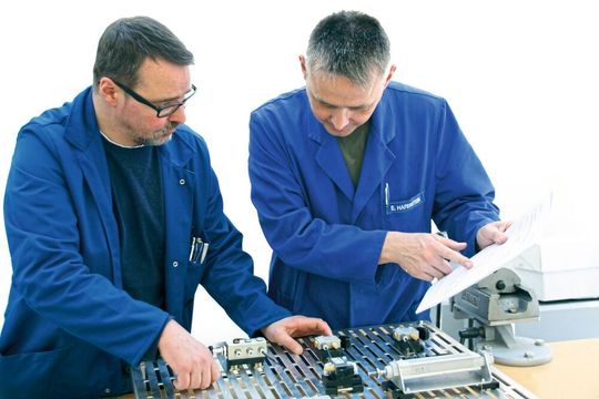 Frank Menge und Eugen Haferstein (v.l.), Ausbildungsmeister für Metalltechnik an der Fortbildungs-Akademie Reckenberg-Ems gGmbH (FARE), haben den Test mitentwickelt.