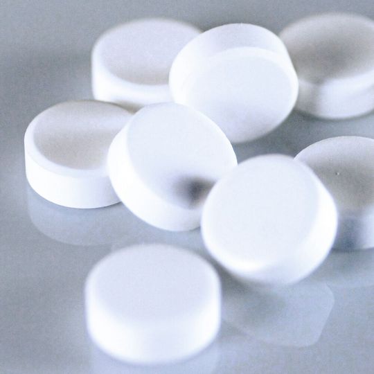 In den vergangenen Jahren hat der Konsum von Alkohol und Medikamenten zugenommen, was zum Teil schwerwiegende Auswirkungen für die Betroffenen und das Unternehmen hat: Abhängige Menschen sind häufiger krank, leiden unter ihrer Sucht und erbringen nur 75 % ihrer durchschnittlichen Arbeitsleistung. In den vergangenen Jahren hat der Konsum von Alkohol und Medikamenten zugenommen, was zum Teil schwerwiegende Auswirkungen für die Betroffenen und das Unternehmen hat: Abhängige Menschen sind häufiger krank, leiden unter ihrer Sucht und erbringen nur 75 % ihrer durchschnittlichen Arbeitsleistung.