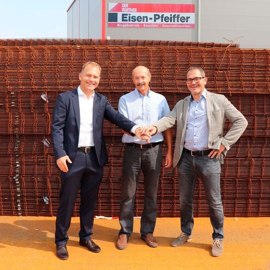 v.l. Heinrich Sülzle (Geschäftsführender Gesellschafter der Sülzle-Gruppe), Carl Heinz Pfeiffer (Geschäftsführer der Carl Pfeiffer GmbH & Co. KG) und Andreas Sülzle (Geschäftsführender Gesellschafter der Sülzle-Gruppe). v.l. Heinrich Sülzle (Geschäftsführender Gesellschafter der Sülzle-Gruppe), Carl Heinz Pfeiffer (Geschäftsführer der Carl Pfeiffer GmbH & Co. KG) und Andreas Sülzle (Geschäftsführender Gesellschafter der Sülzle-Gruppe).