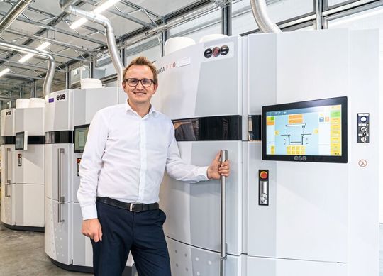 Vor Druckschluss erreichte uns noch die Nachricht von Igus, dass seine 3D-Druck-Fabrik inzwischen eingeweiht ist. Vor den neuen Maschinen steht Tom Krause, der Leiter der Abteilung Additive Fertigung. Vor Druckschluss erreichte uns noch die Nachricht von Igus, dass seine 3D-Druck-Fabrik inzwischen eingeweiht ist. Vor den neuen Maschinen steht Tom Krause, der Leiter der Abteilung Additive Fertigung.