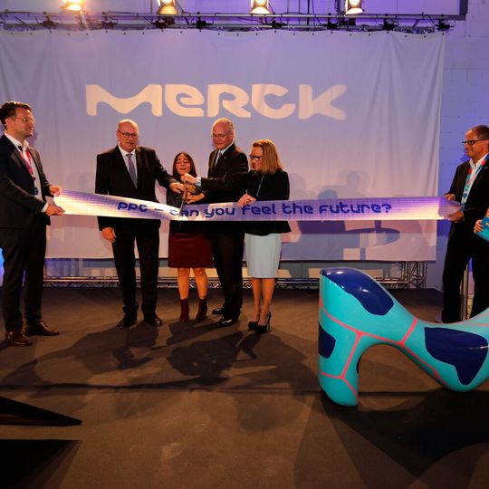Merck-CEO Stefan Oschmann hat in Darmstadt ein neues Verpackungszentrum feierlich eröffnet. Merck-CEO Stefan Oschmann hat in Darmstadt ein neues Verpackungszentrum feierlich eröffnet.