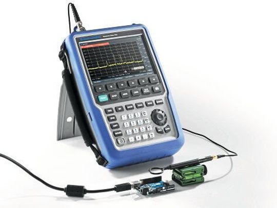 Die tragbaren Spektrumanalysatoren R&S FPH hat Rohde & Schwarz erweitert und sie sind jetzt mit Frequenzen mit 6; 13,6 und 26,5 GHz verfügbar. Die tragbaren Spektrumanalysatoren R&S FPH hat Rohde & Schwarz erweitert und sie sind jetzt mit Frequenzen mit 6; 13,6 und 26,5 GHz verfügbar.