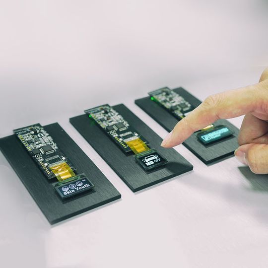 Wenn es um Displays geht, ist WiseChip einer der wichtigsten Ansprechpartner in Taiwan. Dabei setzt das Unternehmen auf PMOLED (organische Leuchtdioden mit passiver Matrix). Wenn es um Displays geht, ist WiseChip einer der wichtigsten Ansprechpartner in Taiwan. Dabei setzt das Unternehmen auf PMOLED (organische Leuchtdioden mit passiver Matrix).