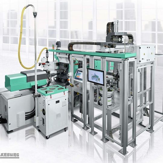 Produktionsreife Premiere: Auf der Fakuma 2018 stellt Arburg seine Turnkey-Anlage mit dem Scada-System ATCM vor, die gebrauchsfertige Wasserwaagen live produziert. Halle A3 am Stand 3101. Produktionsreife Premiere: Auf der Fakuma 2018 stellt Arburg seine Turnkey-Anlage mit dem Scada-System ATCM vor, die gebrauchsfertige Wasserwaagen live produziert. Halle A3 am Stand 3101.