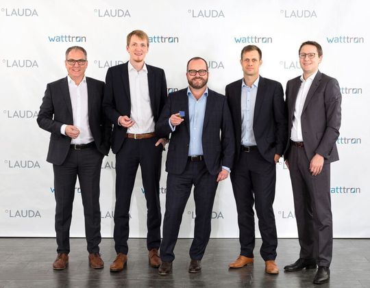 Zufriedene Gesichter zur Vertragsunterzeichnung in Lauda-Königshofen: Der Geschäftsführer von Lauda, Dr. Marc Stricker, der kaufmännische Geschäftsführer von Watttron, Marcus Stein, der Geschäftsführende Gesellschafter von Lauda, Dr. Gunther Wobser, der Prokurist und Produktionsleiter von Watttron, Ronald Claus von Nordheim sowie der Geschäftsführer von Lauda, Dr. Mario Englert. Zufriedene Gesichter zur Vertragsunterzeichnung in Lauda-Königshofen: Der Geschäftsführer von Lauda, Dr. Marc Stricker, der kaufmännische Geschäftsführer von Watttron, Marcus Stein, der Geschäftsführende Gesellschafter von Lauda, Dr. Gunther Wobser, der Prokurist und Produktionsleiter von Watttron, Ronald Claus von Nordheim sowie der Geschäftsführer von Lauda, Dr. Mario Englert.