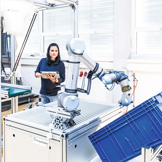 Die Software drag&bot ermöglicht eine hardwareunabhängige und intuitive Roboterprogrammierung ohne Entwicklerkenntnisse. Die Software drag&bot ermöglicht eine hardwareunabhängige und intuitive Roboterprogrammierung ohne Entwicklerkenntnisse.