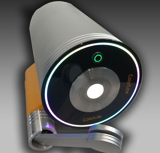Das Colortube Spektralphotometer von Colorlite ist der Messe-Hingucker am Stand 4315 in Halle B4. Das System beherrsche sowohl die Reflektions- als auch die Transmissionsmessung an Kunststoffteilen. Das Colortube Spektralphotometer von Colorlite ist der Messe-Hingucker am Stand 4315 in Halle B4. Das System beherrsche sowohl die Reflektions- als auch die Transmissionsmessung an Kunststoffteilen.