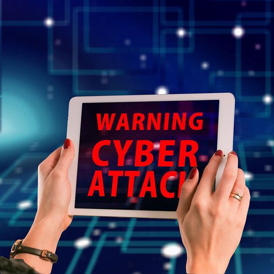 KMU sind immer mehr im Fokus von Cyberkriminellen. Sie müssen dabei Sicherheitstechnologien und -strategien immer wieder an die neue Bedrohungslage anpassen. KMU sind immer mehr im Fokus von Cyberkriminellen. Sie müssen dabei Sicherheitstechnologien und -strategien immer wieder an die neue Bedrohungslage anpassen.
