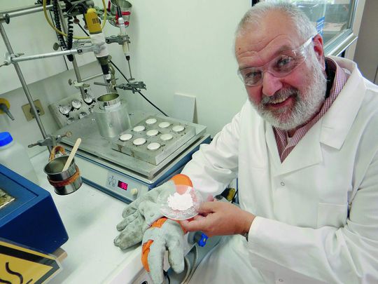 In einem Spezial-Heizblock haben Prof. Dr. Klaus-Uwe Koch und sein Team über 300 Rezepturen für Bio-Haftschmelzklebstoffe entwickelt. Der Bio-Anteil kommt dabei aus pflanzlichen Stärkemolekülen. In einem Spezial-Heizblock haben Prof. Dr. Klaus-Uwe Koch und sein Team über 300 Rezepturen für Bio-Haftschmelzklebstoffe entwickelt. Der Bio-Anteil kommt dabei aus pflanzlichen Stärkemolekülen.