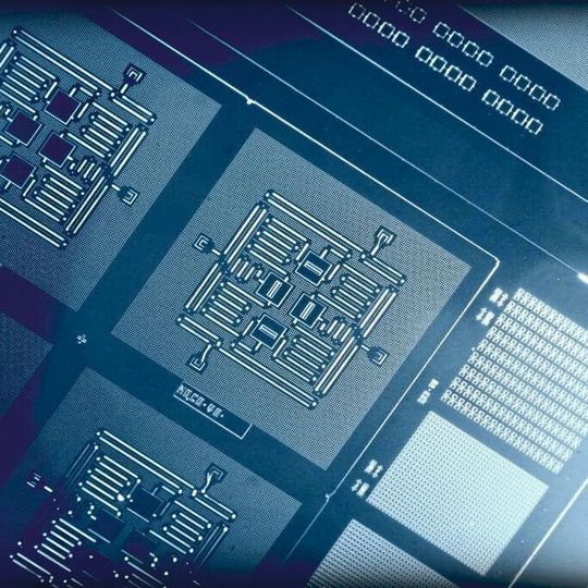 Layout einer supraleitenden quadratischen Schaltkreisvorrichtung mit vier Qbits von IBM. Layout einer supraleitenden quadratischen Schaltkreisvorrichtung mit vier Qbits von IBM.
