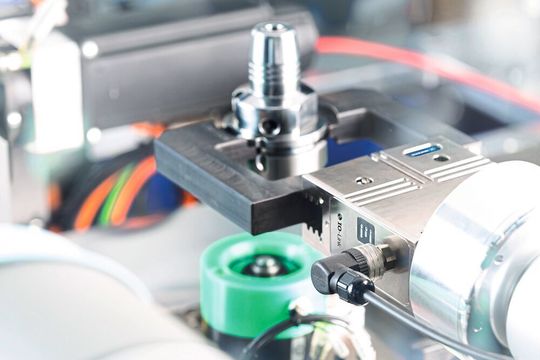 Der PGN-plus-E mit IO-Link ermöglicht flexible Prozesse und lässt sich einfach in Betrieb nehmen. Der PGN-plus-E mit IO-Link ermöglicht flexible Prozesse und lässt sich einfach in Betrieb nehmen.