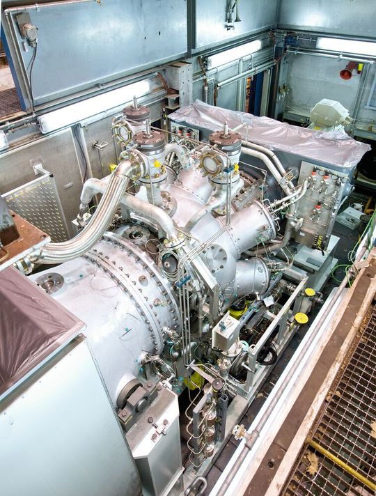 Eine Industriegasturbine der Leistungsklasse <10 MW auf dem Prüfstand. Turbinen dieser Leistungsklasse werden optimiert für den Einsatz in dezentralen KWK-Anlagen.