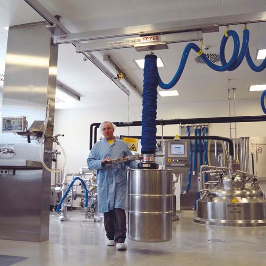 Für besonders schwere Werkstücke bietet sich der Vakuum-Schlauchheber VacuP owerlift (VPL) an. Er hebt bis zu 200 kg. Für besonders schwere Werkstücke bietet sich der Vakuum-Schlauchheber VacuP owerlift (VPL) an. Er hebt bis zu 200 kg.