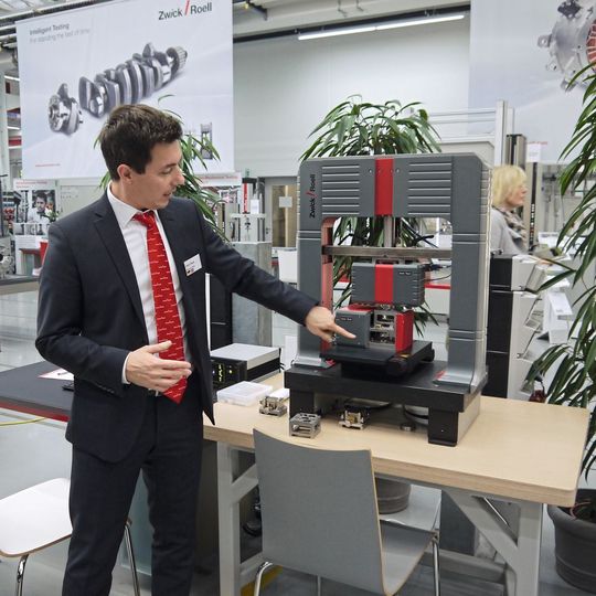 Michael Heier von Zwick Roell präsentierte bei einem Messerundgang Prüflösungen aus dem Bereich E-Mobility. Michael Heier von Zwick Roell präsentierte bei einem Messerundgang Prüflösungen aus dem Bereich E-Mobility.