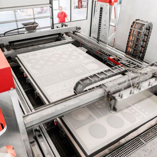 With an overall build space volume of 4 x 2 x 1 meters, the VX4000 is the largest industrial printer in the world. On the one hand, the huge construction space permits the fast production of extremely large individual molds, but it can also be used flexibly for the economical production of entire small series. With an overall build space volume of 4 x 2 x 1 meters, the VX4000 is the largest industrial printer in the world. On the one hand, the huge construction space permits the fast production of extremely large individual molds, but it can also be used flexibly for the economical production of entire small series.