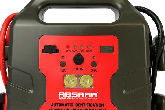 Im Bedienpanel sind Ladezustandsanzeige, zwei Led-Leuchten und die USB-Ladesteckdose untergebracht.