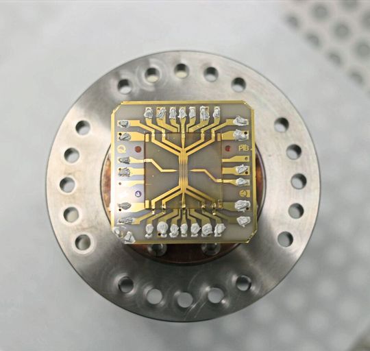 Der Atomchip mit dem magnetische Felder zum Fangen und Manipulieren des Bose-Einstein-Kondensats erzeugt werden. Der Atomchip mit dem magnetische Felder zum Fangen und Manipulieren des Bose-Einstein-Kondensats erzeugt werden.