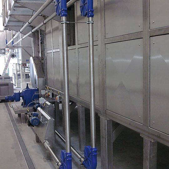 Die Seilförderanlage ist hier in den Fertigungslauf in der Lebensmittelindustrie eingebunden. Die Seilförderanlage ist hier in den Fertigungslauf in der Lebensmittelindustrie eingebunden.