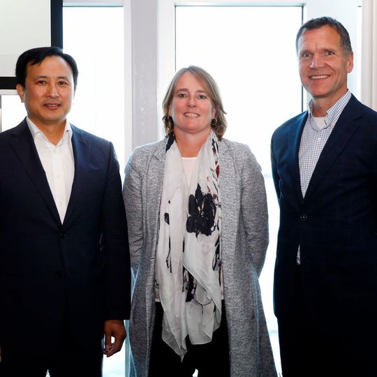 Starten das Pilotprojekt (v.l.): Sandhun Lee (Präsident Samsung SDS EU/CIS), Daphne de Kluis (Geschäftsführung ABN AMRO) und Paul Smits (Finanzvorstand Port of Rotterdam). Starten das Pilotprojekt (v.l.): Sandhun Lee (Präsident Samsung SDS EU/CIS), Daphne de Kluis (Geschäftsführung ABN AMRO) und Paul Smits (Finanzvorstand Port of Rotterdam).