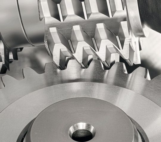 Neuschöpfung in der Wälzfrästechnik: Gleason präsentiert mit der Genesis 160 HCD eine Maschine mit integriertem Anfas-Wälzfräsen, die, wie der Hersteller sagt, für die Herstellung zylindrischer Verzahnungen ausgelegt ist. Neuschöpfung in der Wälzfrästechnik: Gleason präsentiert mit der Genesis 160 HCD eine Maschine mit integriertem Anfas-Wälzfräsen, die, wie der Hersteller sagt, für die Herstellung zylindrischer Verzahnungen ausgelegt ist.