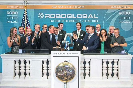 Le bras robotique UR5e d’Universal Robots devient le premier « cobot » à faire sonner la cloche de Wall Street, marquant ainsi le développement rapide de la robotique collaborative. Le bras robotique UR5e d’Universal Robots devient le premier « cobot » à faire sonner la cloche de Wall Street, marquant ainsi le développement rapide de la robotique collaborative.