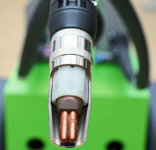 Schweißen mit Doppeldraht bringt viele Vorteile, wie Dinse verspricht: Beide Drahtelektroden haben dabei das gleiche elektrische Potenzial und werden in zwei aneinander liegenden Kontaktrohren geführt. Dadurch ist der Pistoleneinsatz der DIX Medd 7000 nicht größer als ein Eindrahtbrenner. Schweißen mit Doppeldraht bringt viele Vorteile, wie Dinse verspricht: Beide Drahtelektroden haben dabei das gleiche elektrische Potenzial und werden in zwei aneinander liegenden Kontaktrohren geführt. Dadurch ist der Pistoleneinsatz der DIX Medd 7000 nicht größer als ein Eindrahtbrenner.