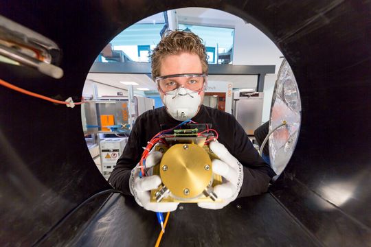 In der Vakuum-Überdruck-Unterdruck-Testkammer von TechnoLab lassen sich verschiedene Szenarien der Umweltsimulation erzeugen: Altitude-Test, in Kombination mit Temperatur und Feuchtigkeit-Icing-Test und Rapid-Decompression-Test für plötzliche rapide Druckabfall-Szenarios. In der Vakuum-Überdruck-Unterdruck-Testkammer von TechnoLab lassen sich verschiedene Szenarien der Umweltsimulation erzeugen: Altitude-Test, in Kombination mit Temperatur und Feuchtigkeit-Icing-Test und Rapid-Decompression-Test für plötzliche rapide Druckabfall-Szenarios.