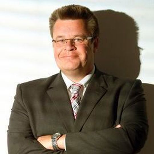 Dr. Andreas Weber, Initiator und 1. Vorsitzender von 4.OPMC: „Nicht jedes Unternehmen muss eigene Lösungen in den Bereichen Instandhaltung und Produktionssteuerung für sich selbst entwickeln. Wir sind deutlich effektiver, wenn wir diese Aufgaben arbeitsteilig lösen.“ Dr. Andreas Weber, Initiator und 1. Vorsitzender von 4.OPMC: „Nicht jedes Unternehmen muss eigene Lösungen in den Bereichen Instandhaltung und Produktionssteuerung für sich selbst entwickeln. Wir sind deutlich effektiver, wenn wir diese Aufgaben arbeitsteilig lösen.“