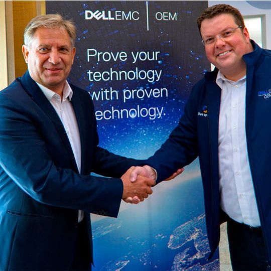 Herbert Grau, Geschäftsführer und Gründer von Grau Data, bestärkt die Partnerschaft mit Uwe Wiest, Director EMEA Global Systems Engineering und Director Central Sales von Dell EMC. Herbert Grau, Geschäftsführer und Gründer von Grau Data, bestärkt die Partnerschaft mit Uwe Wiest, Director EMEA Global Systems Engineering und Director Central Sales von Dell EMC.