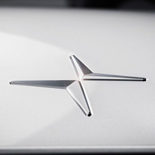 Das Emblem der schwedischen Marke „Polestar“ ist ein Stern, schließlich bedeutet der Name „Polarstern“. Das Emblem der schwedischen Marke „Polestar“ ist ein Stern, schließlich bedeutet der Name „Polarstern“.